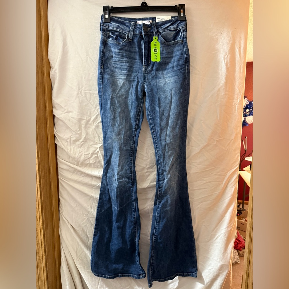 NWT “SO” (Kohls) Juniors 1/25W Dark Blue Flare Jeans 32 inch inseam, stretch